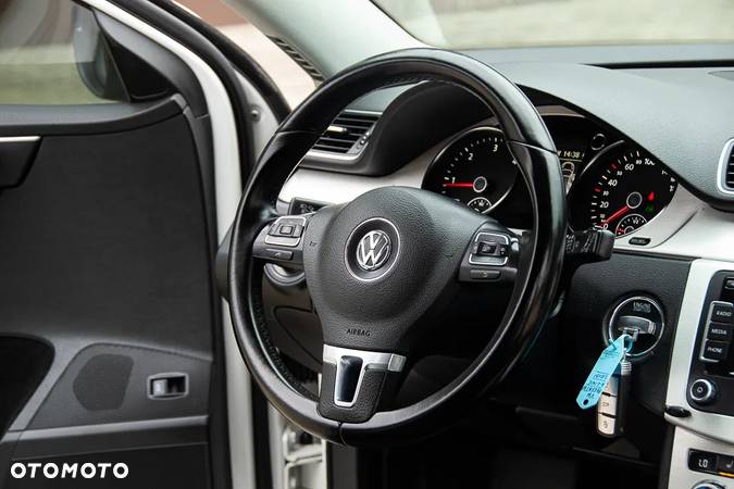 Volkswagen Passat 2.0 TDI DSG BlueMotion Technology R-Line - 22