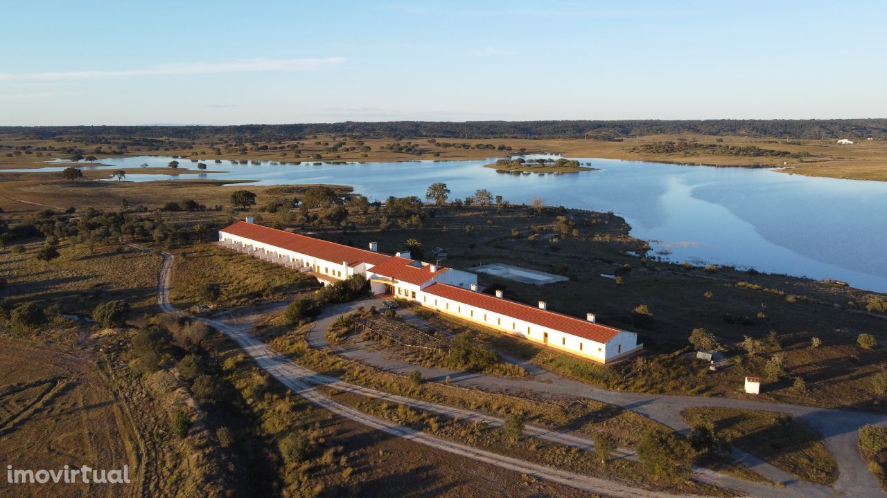 Propriedade de 50ha com hotel rural e vista para o lago