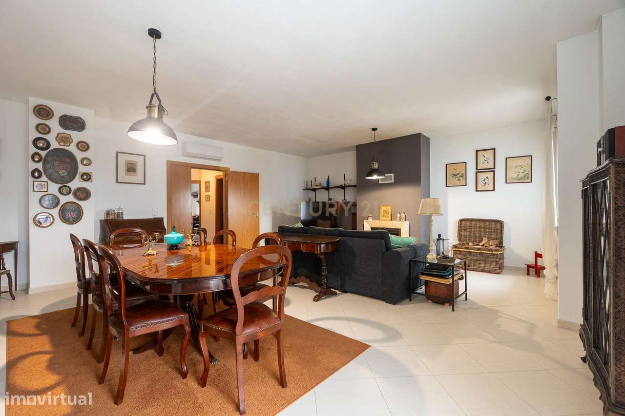 Apartamento T3 com áreas generosas-7