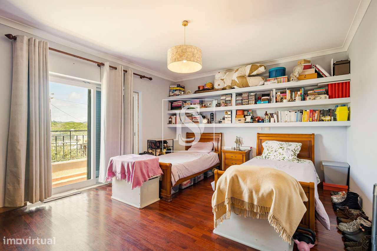 Moradia T5 em Manique de Cima com 3 Pisos-17