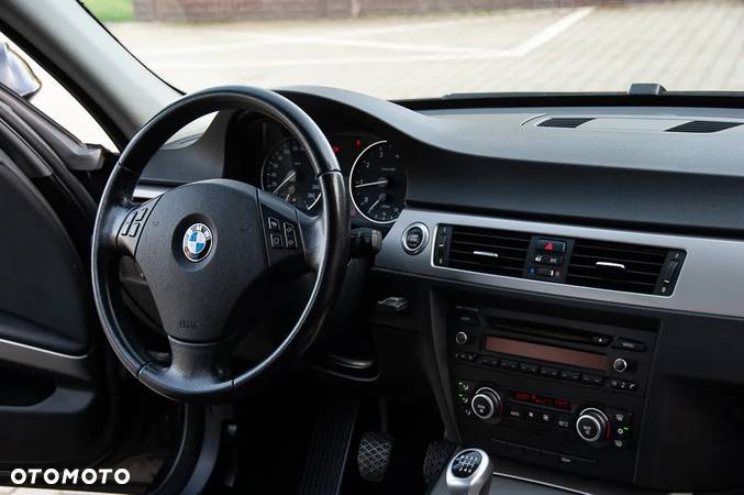 BMW Seria 3 318i - 25