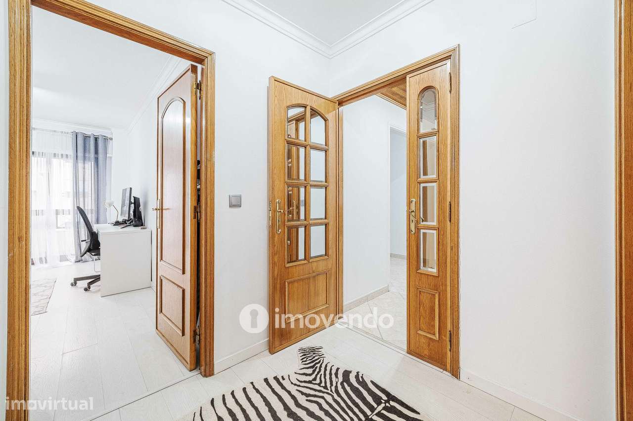 Apartamento T3, com estacionamento e arrecadação, na Ramada-28