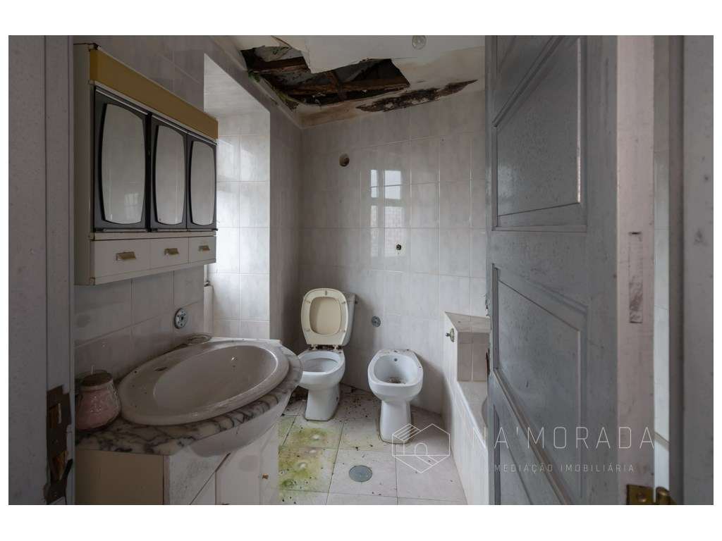 Propriedade para restauro em pleno centro de Santa Maria da Feira-19