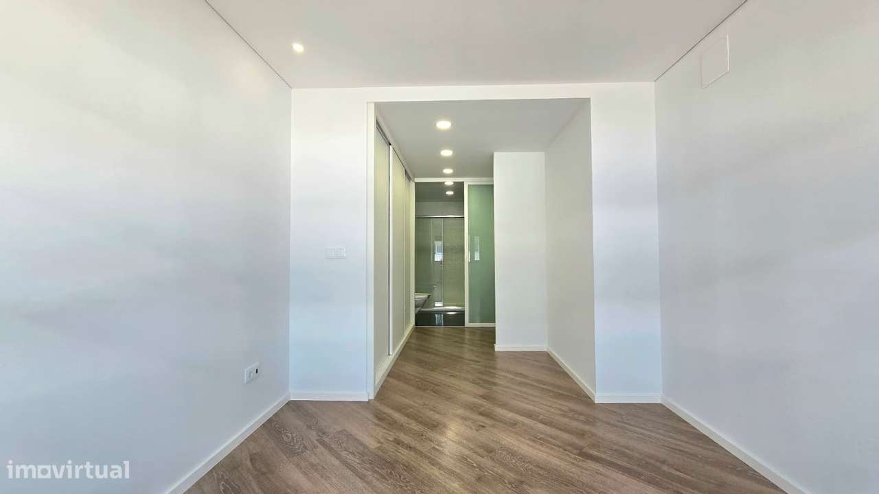 T2 semi-novo c/ varanda e box fechada - Baguim do Monte-9