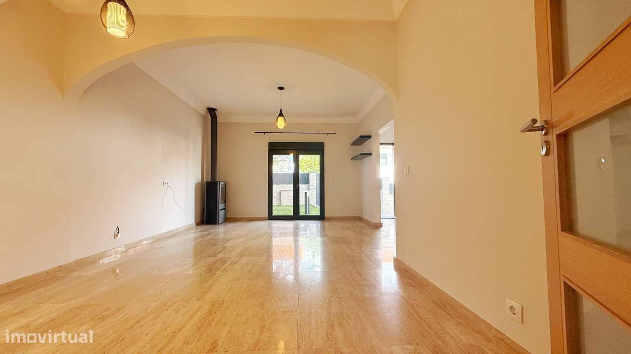 Moradia IsoladaT1+1 Totalmente Remodelada -Charneca da Caparica-15