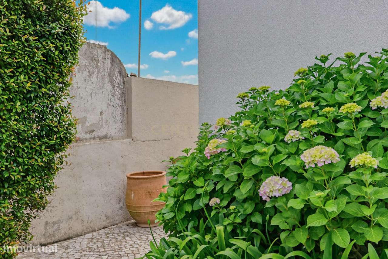 Moradia isolada T3 + 1 com vista mar em localização premium no coração-45