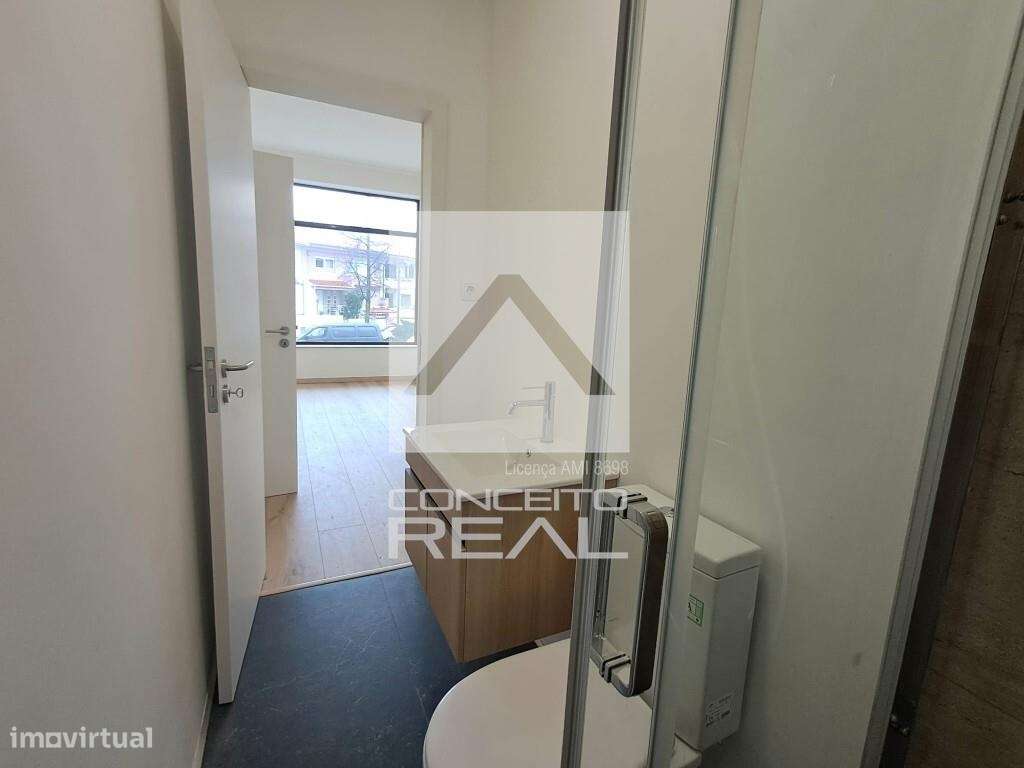 Loja totalmente renovada – Pronta a iniciar atividade – a 400 m da Est-6