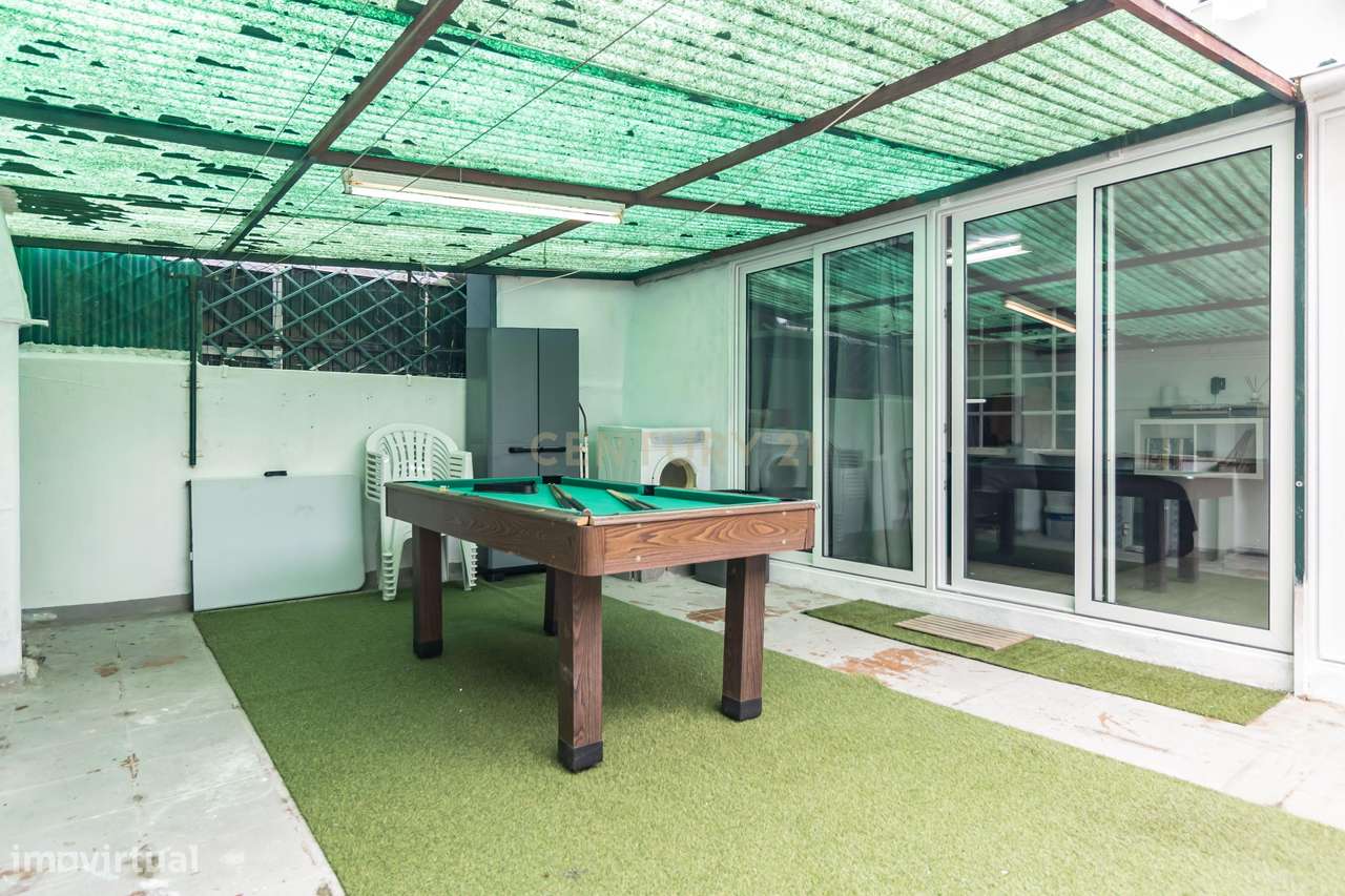 Apartamento T2 totalmente remodelado, localizado no Pinhal Novo,-23