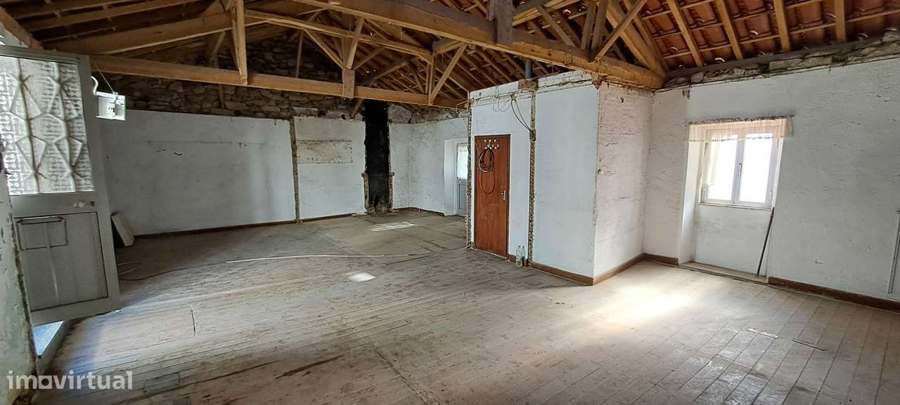 Moradia para restaurar T2 em Miranda do Douro-9