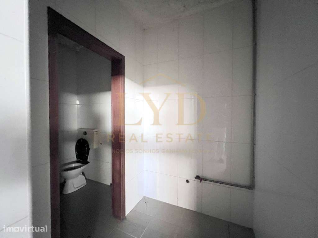 Espaço de Arrecadação e Arrumos com 570 m² em Penamaior, Paços de F...-13