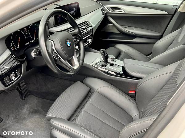 BMW Seria 5 525d Touring Sport Line - 18