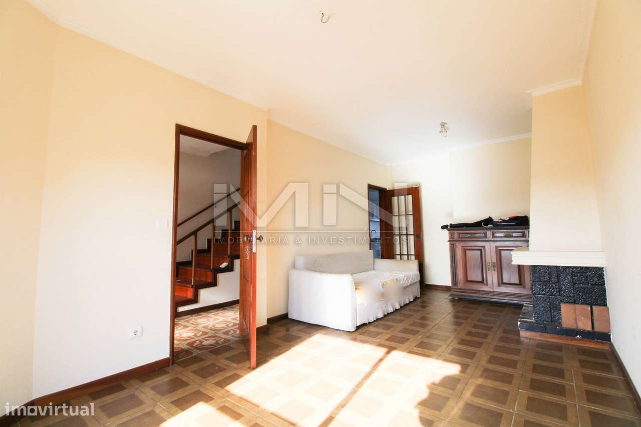 Moradia de 3 Frentes com Vista Panorâmica no Coração de Gondomar-3