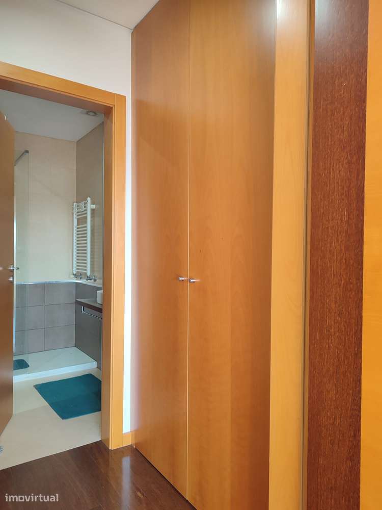 Moradia T4(2 suites) + escritório, cond.fechado à Estrada Nacional N.1-26