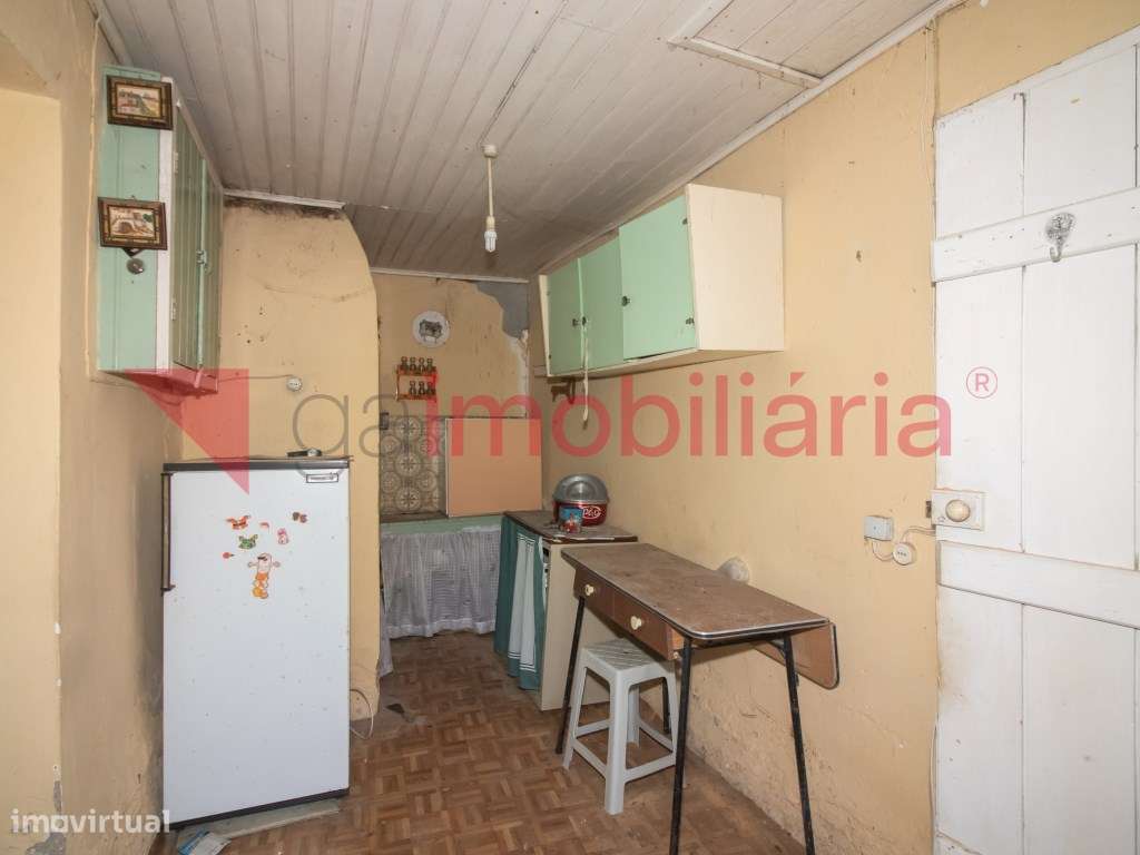 Moradia com 5 divisões assoalhadas para recuperar-9