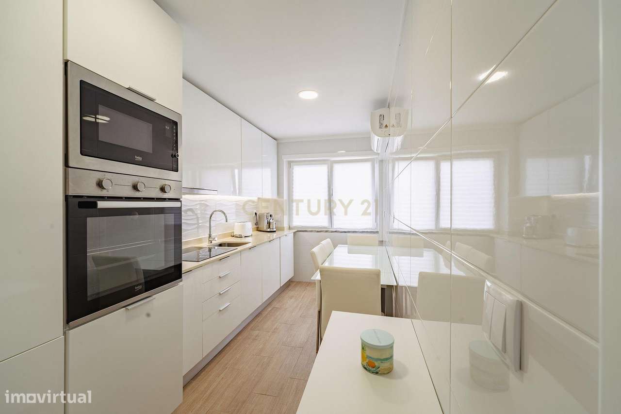 Apartamento T2 Remodelado na Torre da Marinha-6
