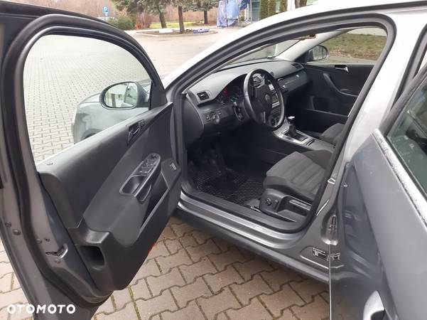 Volkswagen Passat 1.9 TDI Highline - 17