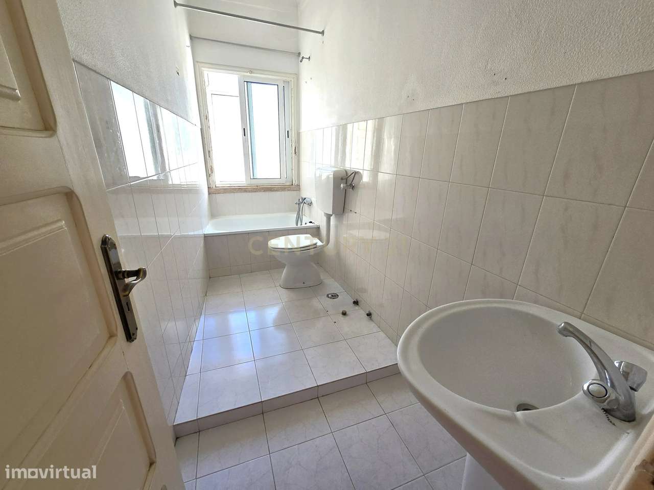 Apartamento T1 com Vista rio no centro de Almada-6