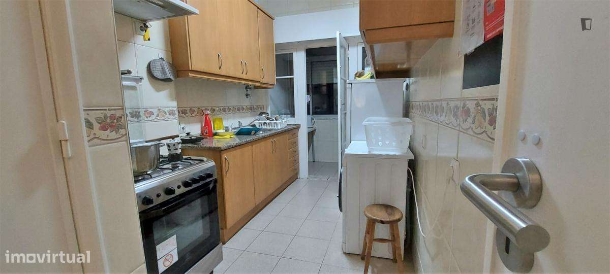 Quarto - localizado em Benfica Lisbon - Grande imagem: 4/10