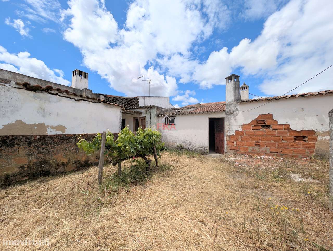 Moradia T3 para recuperação total com 679m2 de terreno-28