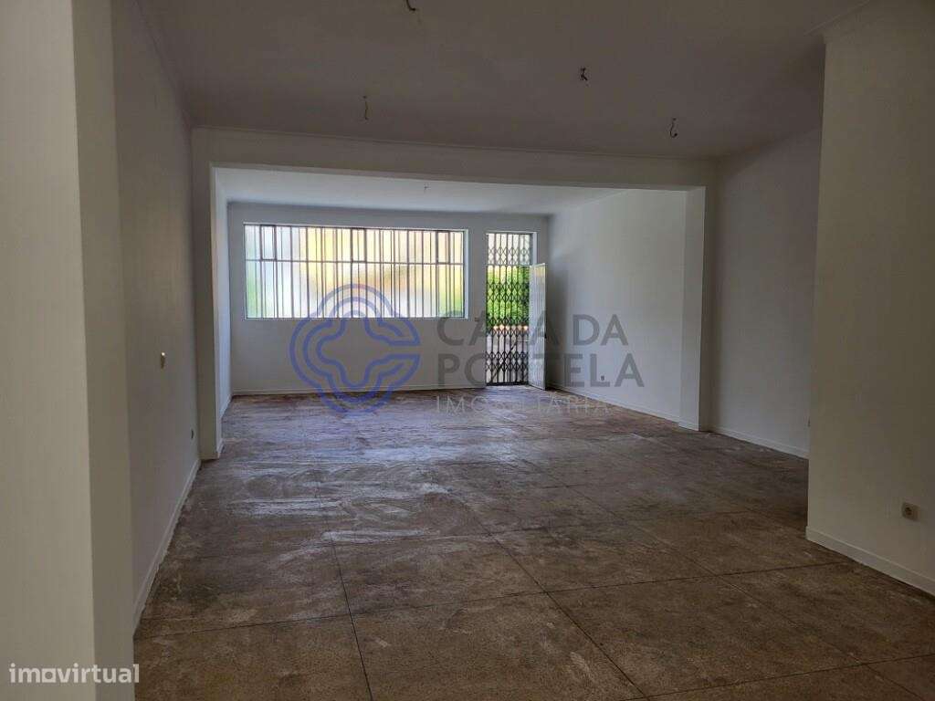 loja com 2 pisos e armazém com possibilidades para transformar em t2+1 - Grande imagem: 2/23