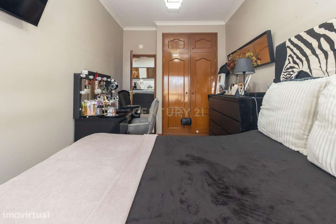 Magnifico T2, no Laranjeiro, perto do Alfeite, construção de 2002, pré-26