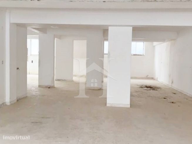 Loja com 210m² e Acesso Direto à Rua Para Veículos-1