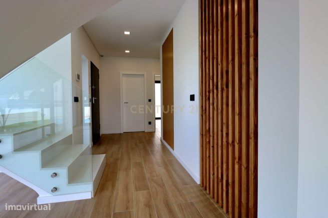 Luxuosa moradia isolada de 5 assoalhadas com excelentes áreas - piscin-9