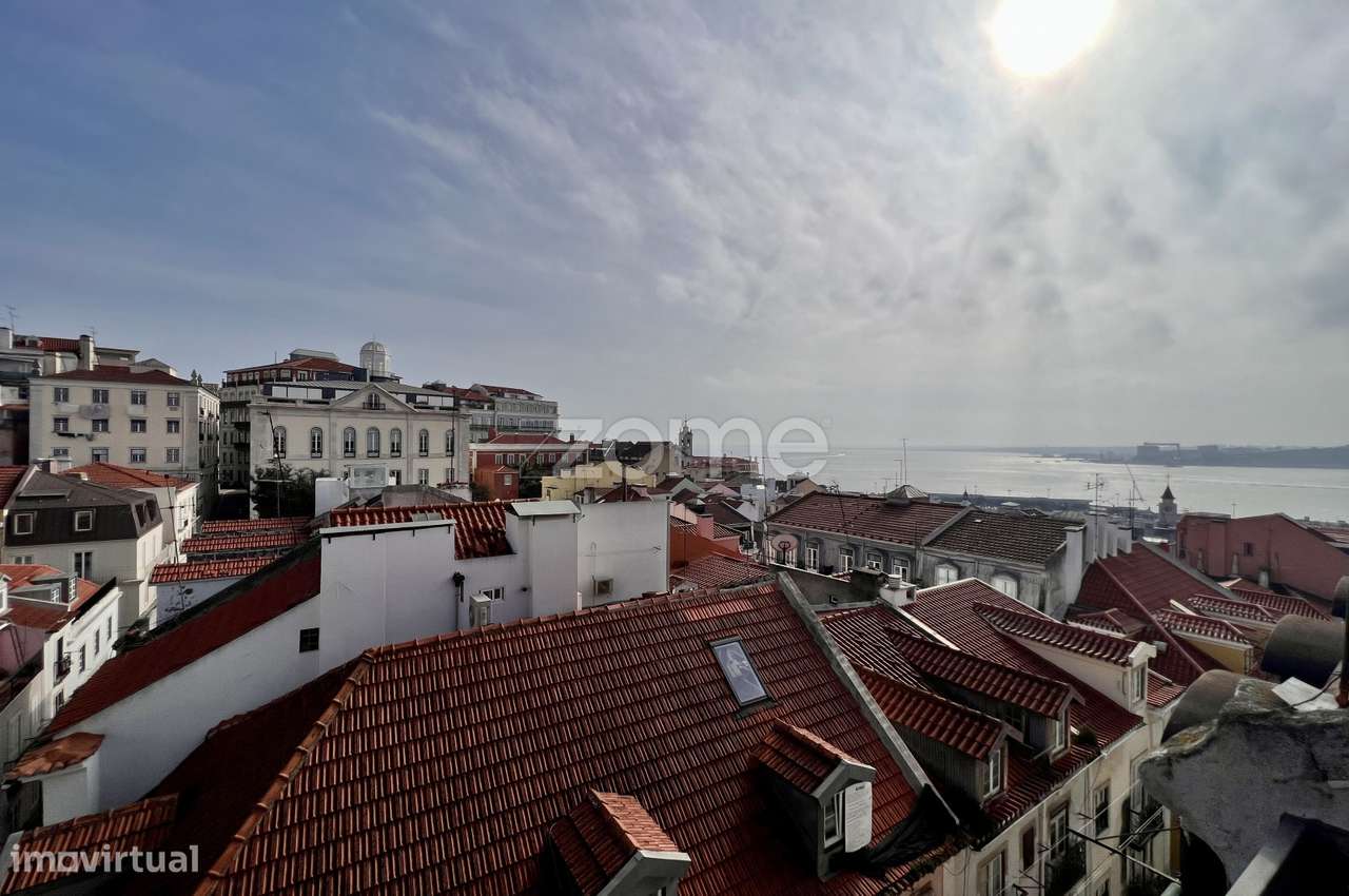 Prédio com 4 apartamentos e uma loja em Santa Catarina - Lisboa-6
