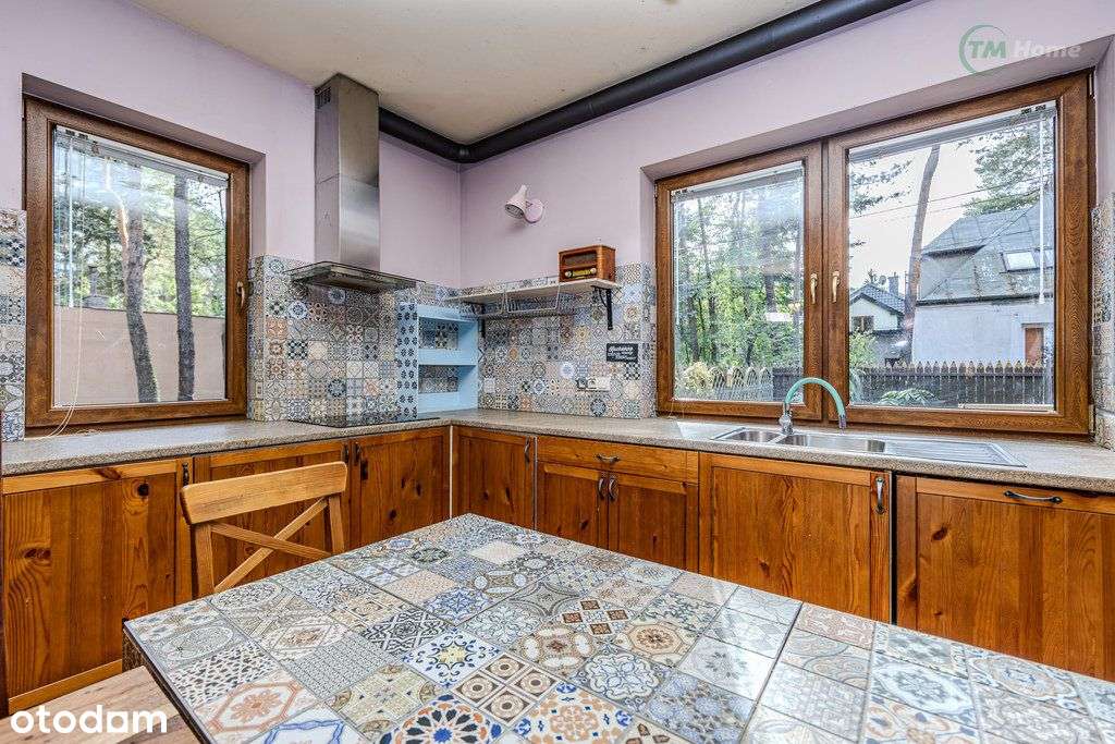 Józefów, dom wolnostojący otoczony sosnami.-8