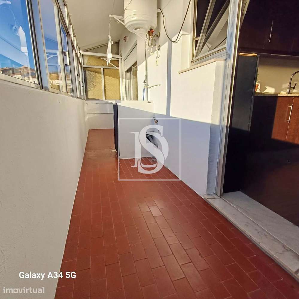 Excelente T2 com terraço e garagem em Box-2