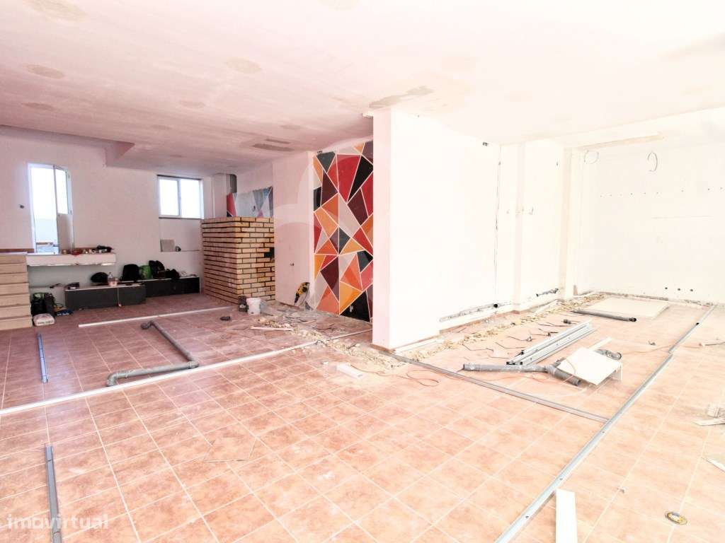 Excelente Espaço Comercial com Terraço Vendido com Rendimento no Ba... - Grande imagem: 4/14