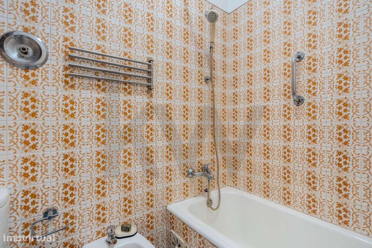 Luminoso Apartamento com Duas Frentes e Orientação Sul na Damaia – Pro-23