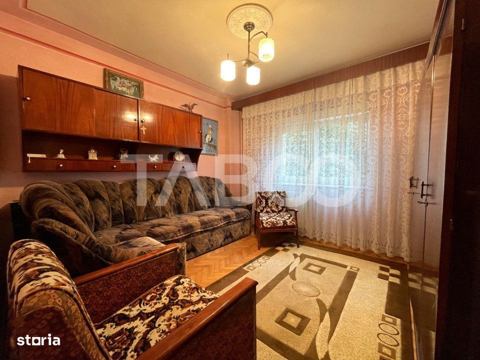 Apartament de vanzare decomandat  3 camere si 2 bai in zona Siretului