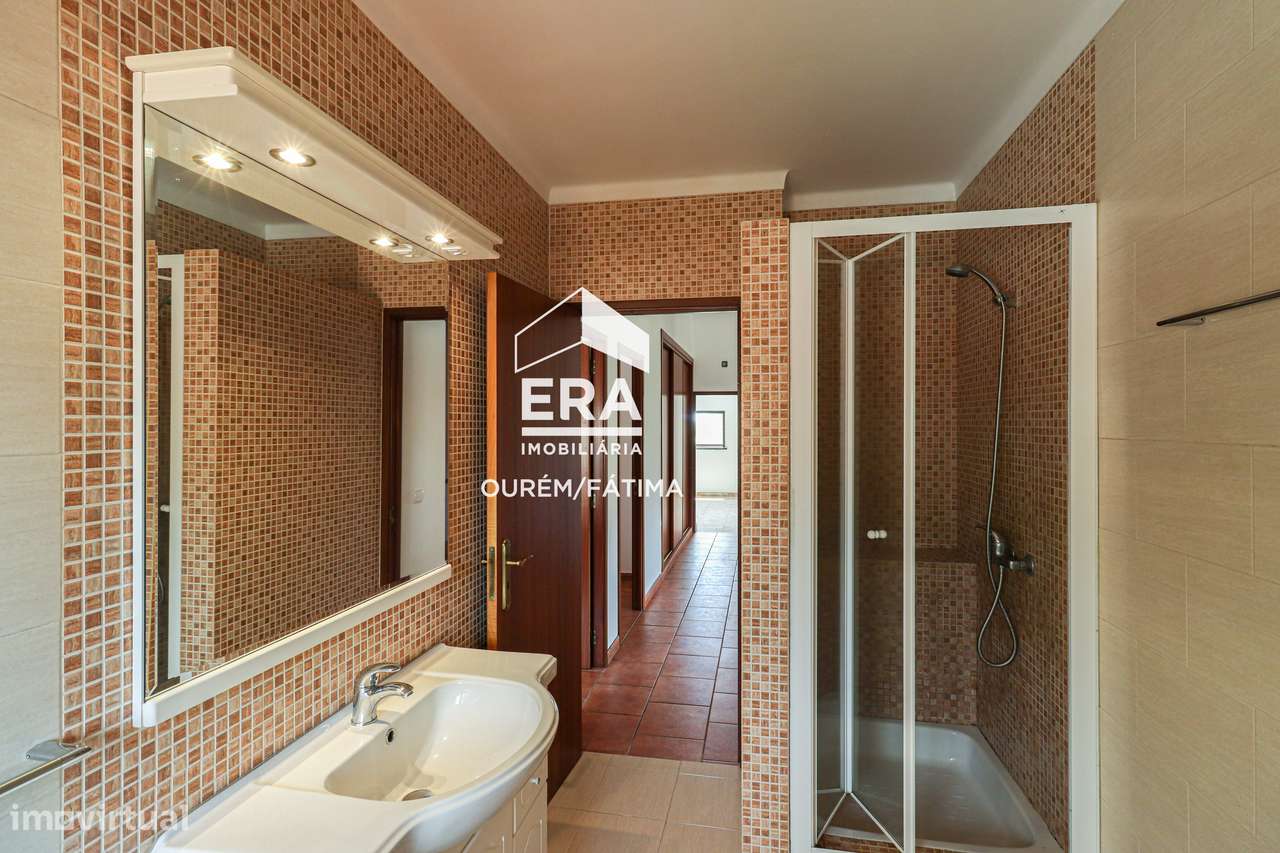 Moradia T5 no Olival, Ourém-38
