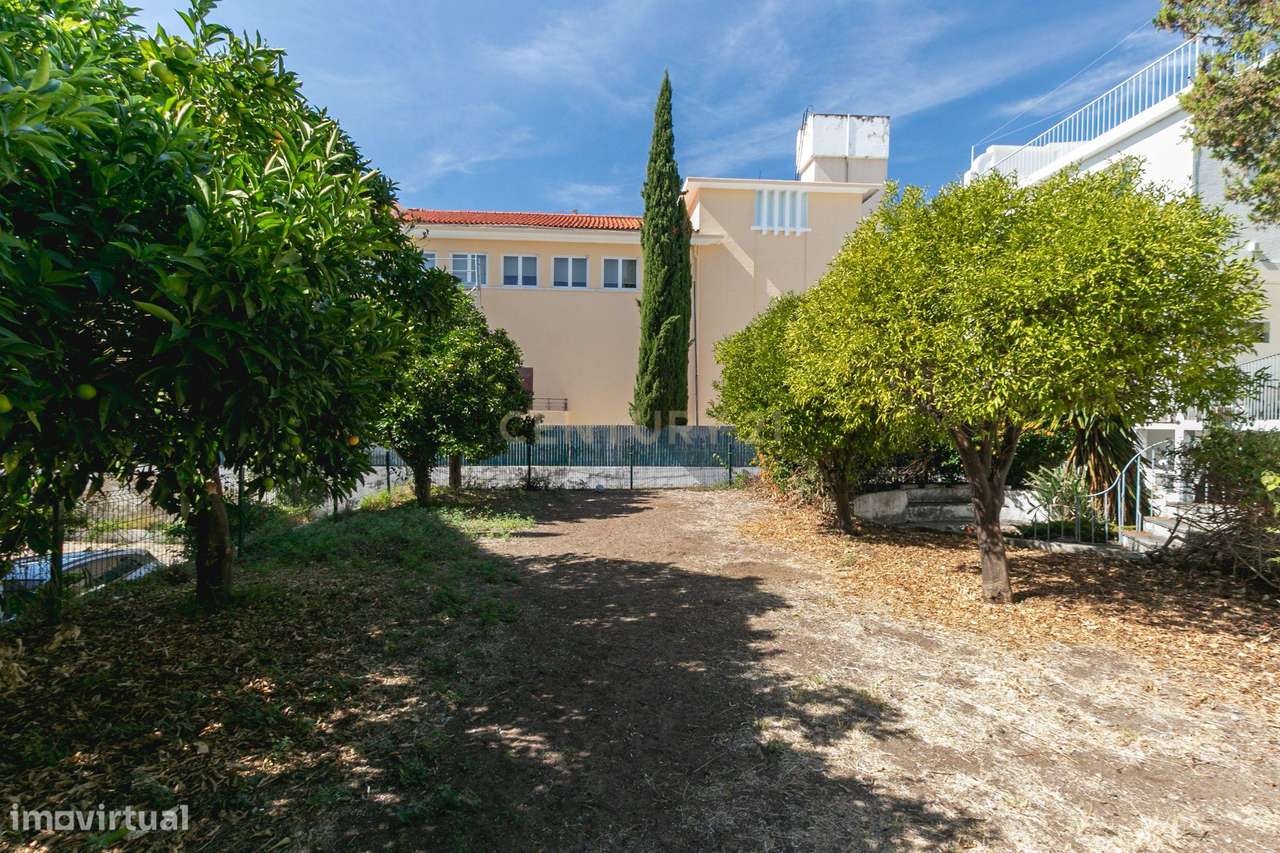 Terreno de 956m2 com duas moradias em Alcântara, Lisboa, uma T4 e T3 - Grande imagem: 3/58