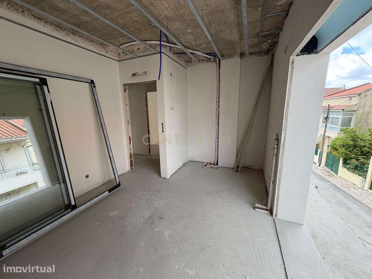 Moradia geminada T4 em fase de construção localizada em Casal de Cambr-7