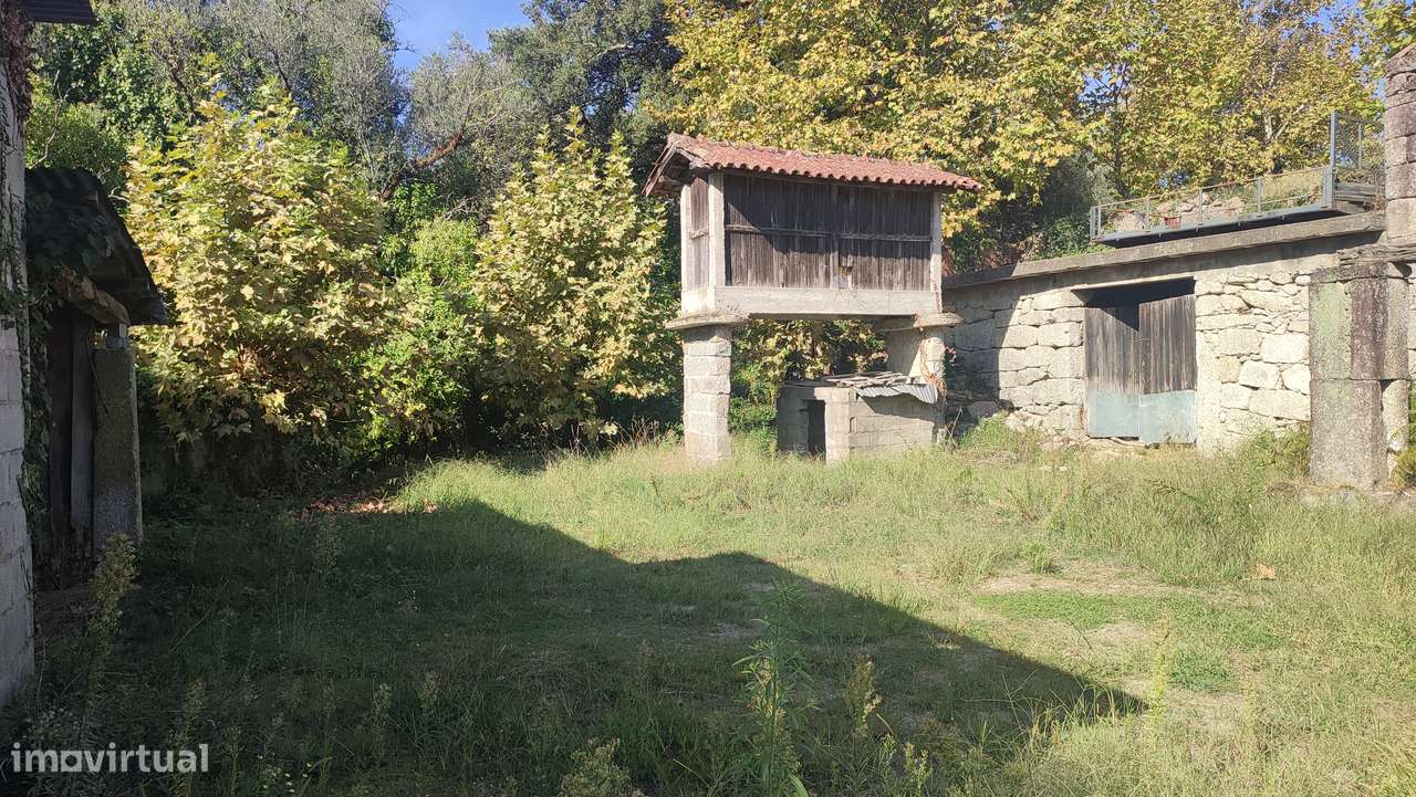 Moradias para restauro em Bouro Santa Maria, Amares-11