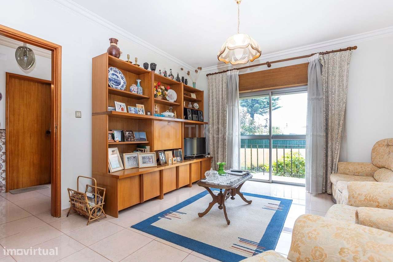 MORADIA GEMINADA À  VENDA EM PORTO SALVO– 3 PISOS, 2 FRENTES - Grande imagem: 4/33