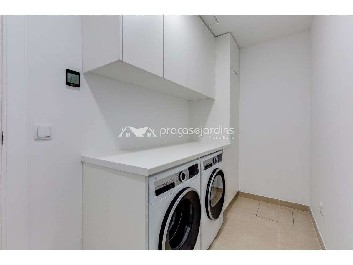 Moradia T4 com jardim, garagem e carregamento para carros elétricos-26