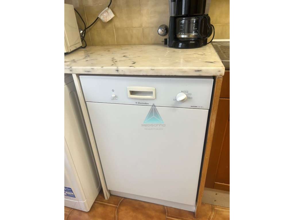 Arrenda-se T2 na Torre da Marinha - 1º andar - LER O ANUNCIO - NÂO ... - Grande imagem: 4/33