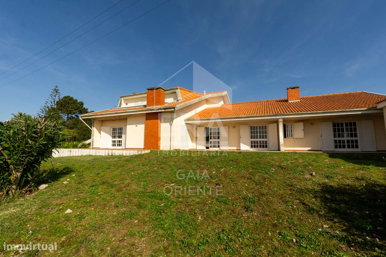 Moradia T8 com jardim e piscinas em Miramar-9