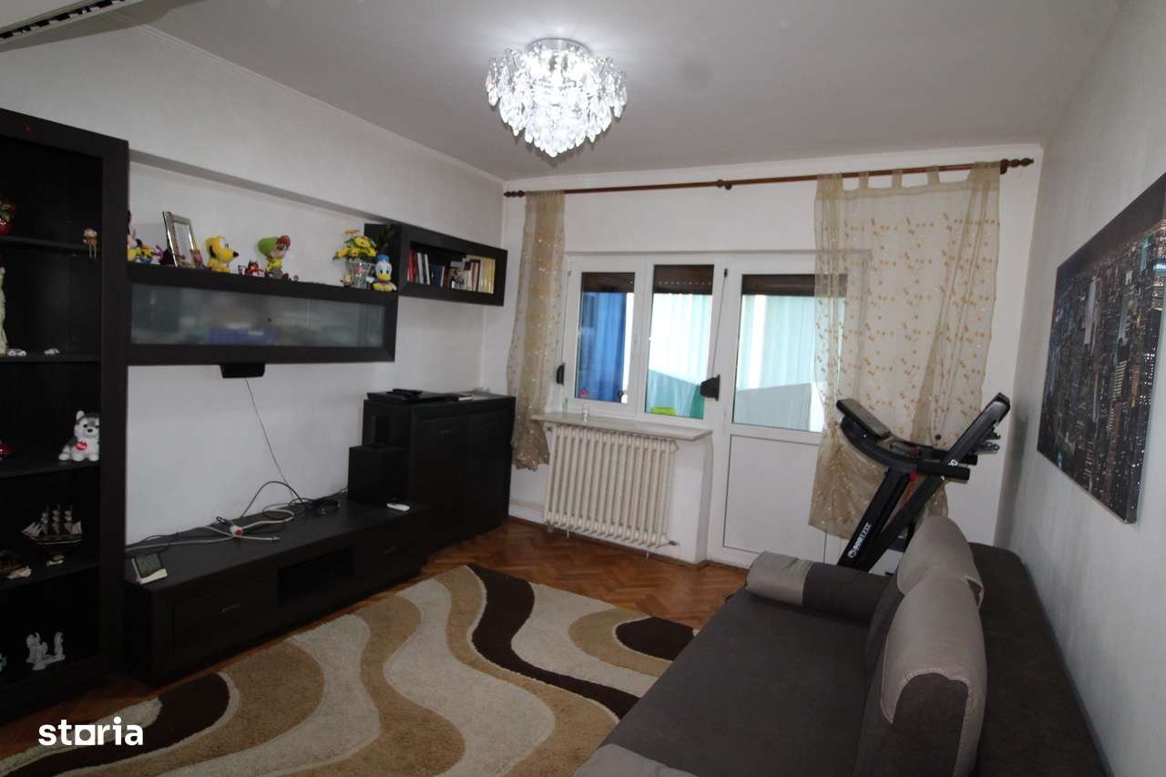 Apartament 3 camere, decomandat, etaj 3, strada 23 August - Imagine principală: 2/8