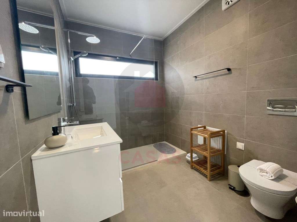 Moradia de arquitectura moderna com piscina privada-22