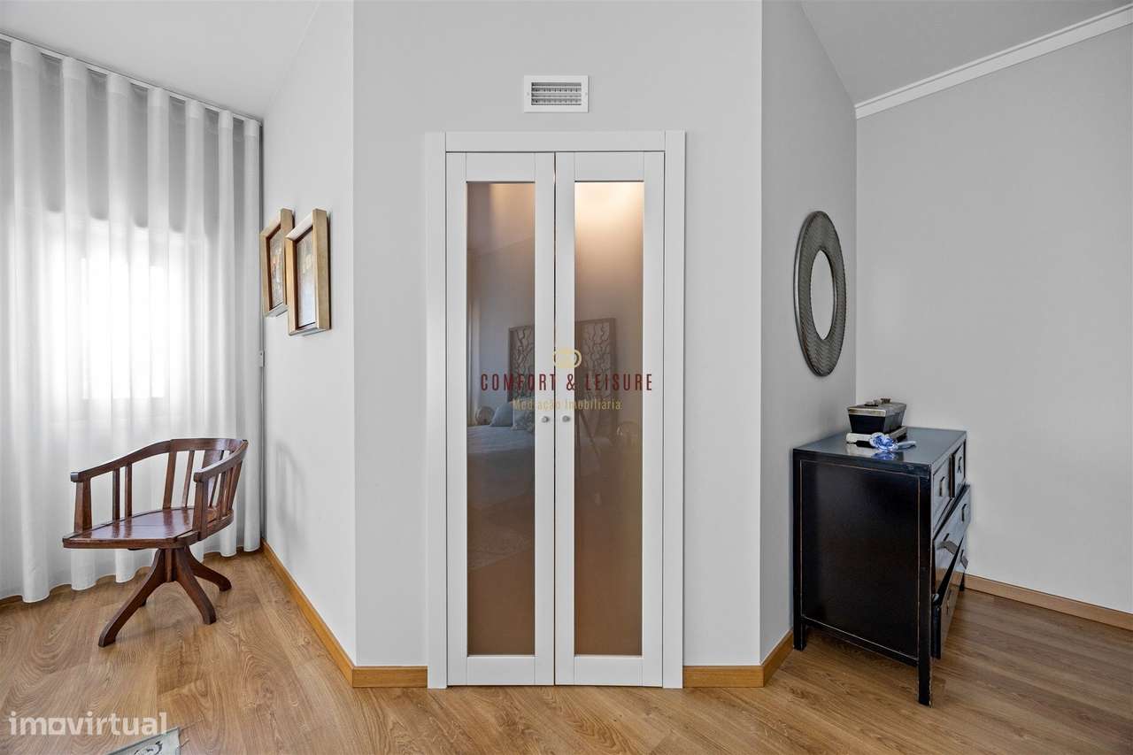 Apartamento com 4 quartos, 2 wc, parqueamento e arrecadação na Ramada,-18