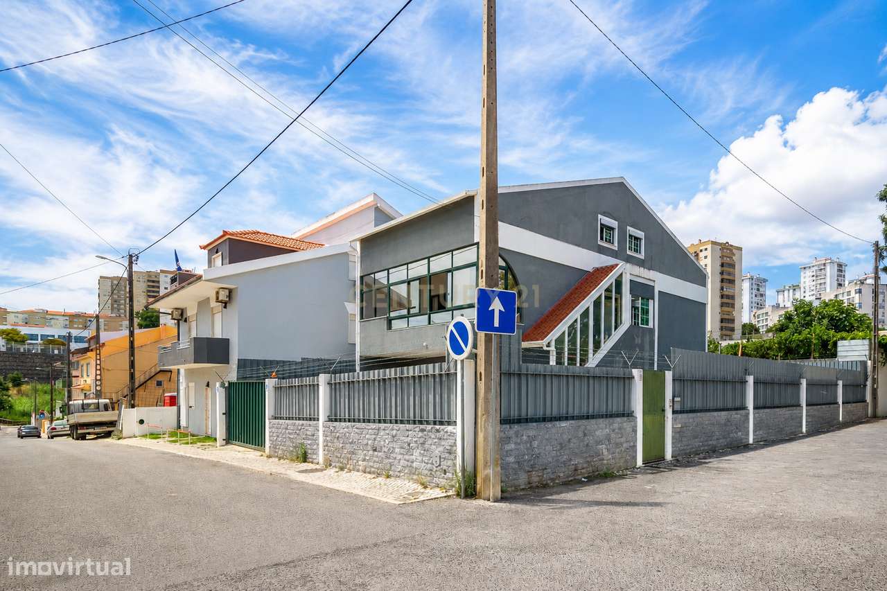 Moradia T4 com piscina e garagem junto às Colinas do Cruzeiro-46