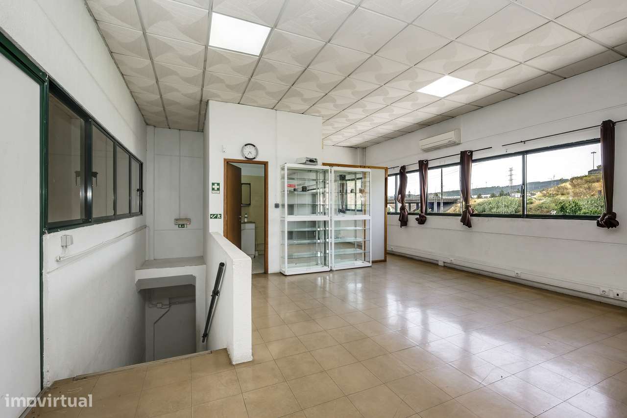 Armazém de 636 m² no Parque Industrial da Granja-5