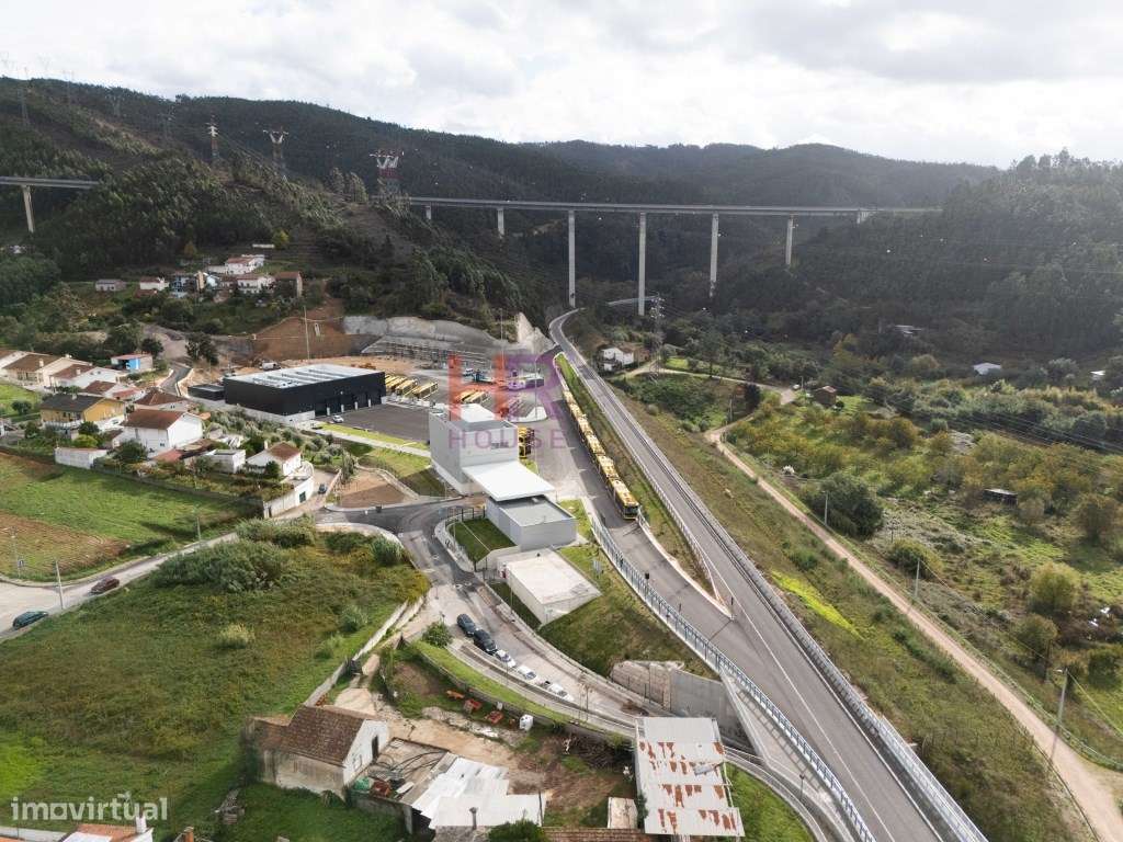 Coimbra, Vende-se Moradia com terreno e jardim.-40