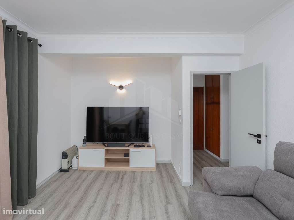 Apartamento T2 Parcialmente Remodelado em Valbom | Oportunidade aba...-0