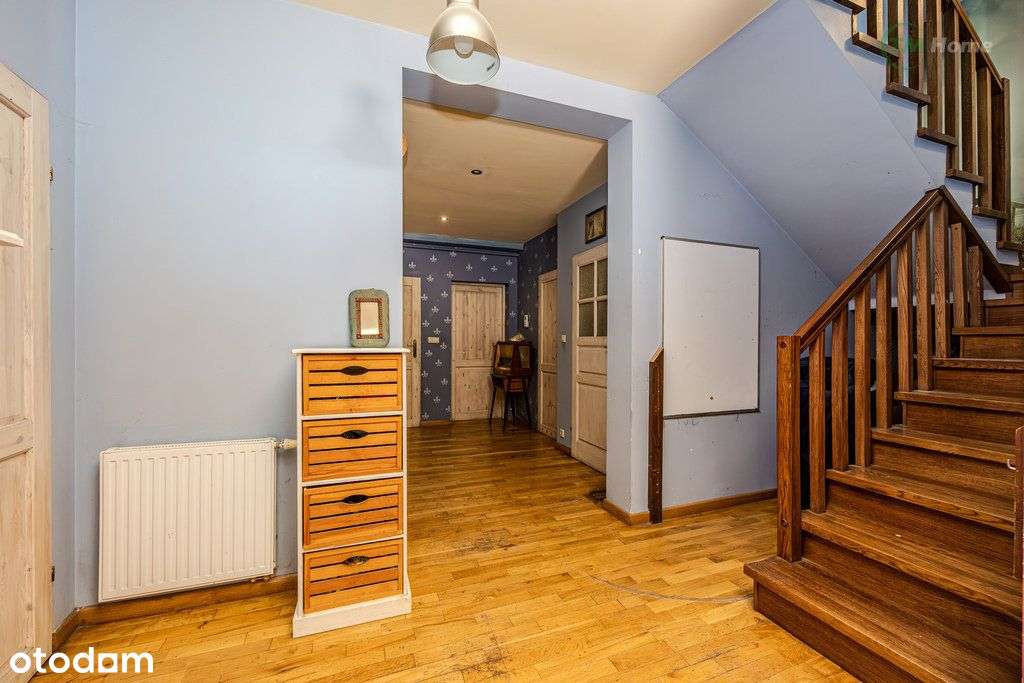 Józefów, dom wolnostojący otoczony sosnami.-11