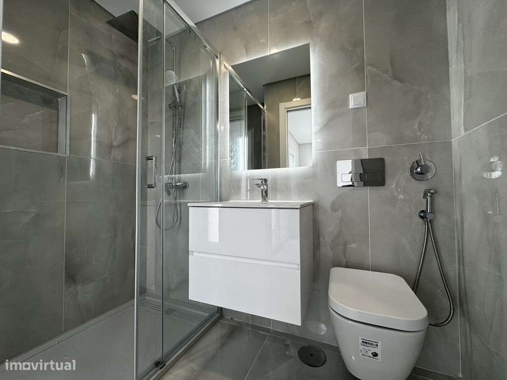 Moradia com 3 Suites, Garagem, Logradouro, Churrasqueira e Piscina-41